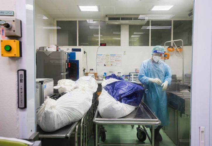 Κορονοϊός: «Μαύρος» Νοέμβρης με πάνω από 2.000 θανάτους – Εμβολιασμός εναντίον Δέλτα και Όμικρον