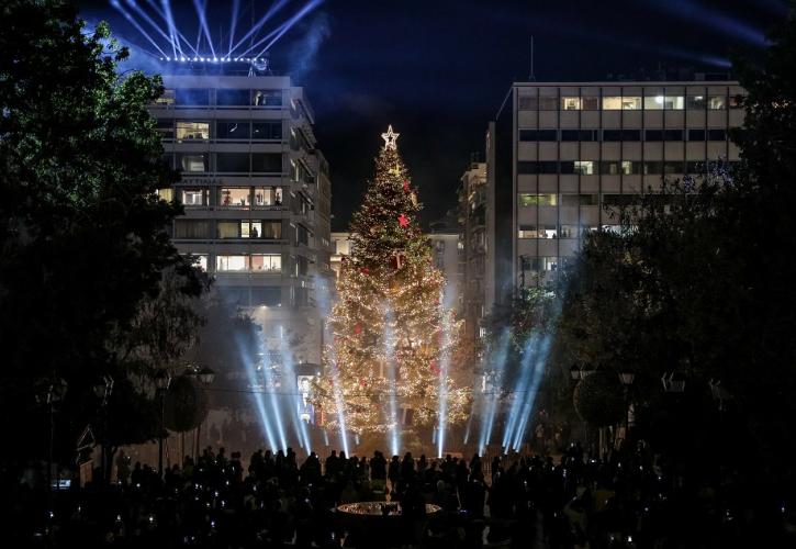 Φωταγωγήθηκε το χριστουγεννιάτικο δέντρο στην πλατεία Συντάγματος