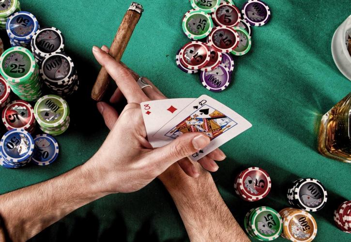 Τα πολυτελή poker set που ανεβάζουν το εορταστικό «χαρτάκι» σας σε επίπεδα casino