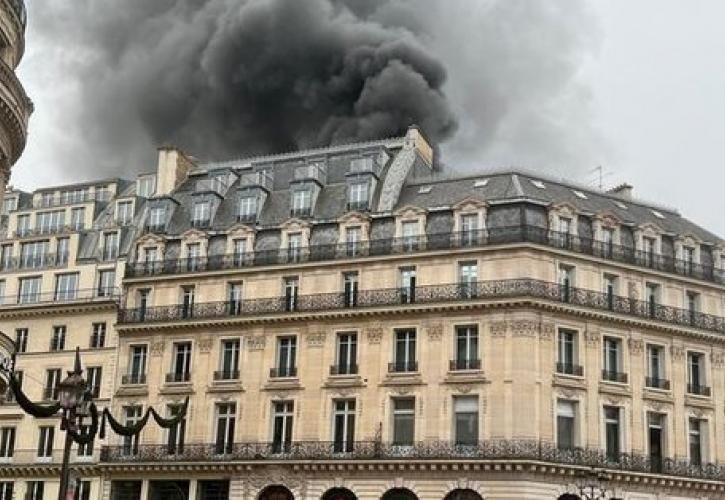 Μεγάλη πυρκαγιά σε πλατεία του Παρισιού - Άμεση η παρέμβαση των πυροσβεστικών δυνάμεων