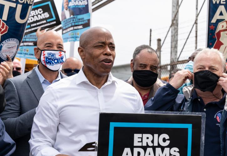 O Έρικ Άνταμς, ο δεύτερος Αφροαμερικανός που εκλέγεται δήμαρχος της Νέας Υόρκης