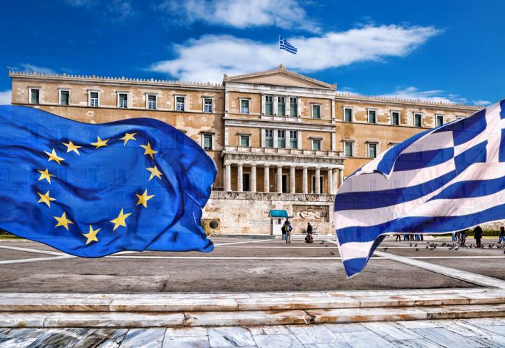 Πόρισμα Κομισιόν για ελληνικό χρέος: Καλύτερη η μακροχρόνια βιωσιμότητα – Στήριξη από το ασφαλιστικό