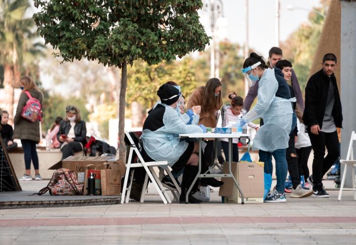 Η Κύπρος επαναφέρει την υποχρεωτική χρήση προστατευτικής μάσκας σε εσωτερικούς χώρους