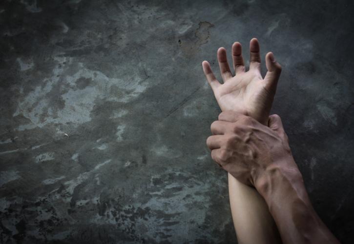 Ενδοοικογενειακή βία: Το 2021 καταγράφηκε ένα περιστατικό σχεδόν κάθε μία ώρα 