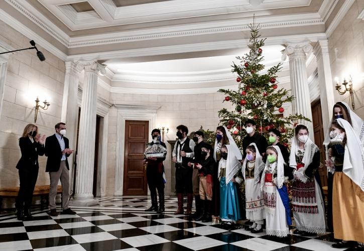 Παραδοσιακά πρωτοχρονιάτικα κάλαντα της Κρήτης άκουσε ο πρωθυπουργός και η σύζυγός του