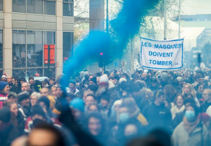 Βέλγιο: Διαδήλωση στις Βρυξέλλες κατά του κλεισίματος θεάτρων και κινηματογράφων λόγω της εξάπλωσης της παραλλαγής Όμικρον