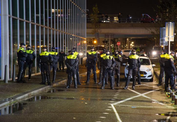 Ολλανδία: Η αστυνομία προσπάθησε να διαλύσει διαδήλωση κατά του λοκντάουν στο κέντρο του Άμστερνταμ 