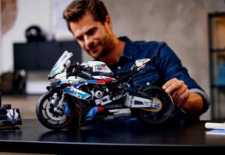 Mια superbike BMW M1000RR μόλις βγήκε από το συνεργείο της LEGO