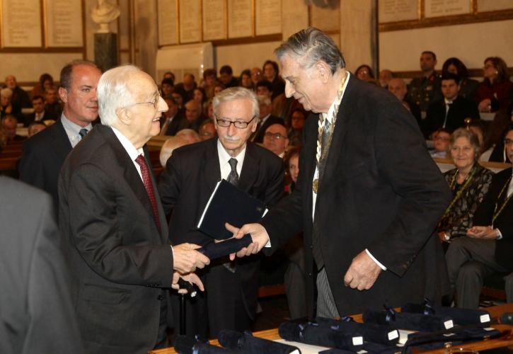 Τριήμερο πένθος για τον θάνατο του Χρήστου Σαρτζετάκη - Mε τιμές αρχηγού κράτους η κηδεία του