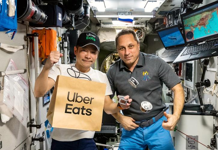 H Uber Eats έκανε το πρώτο delivery στο διάστημα με δισεκατομμυριούχο ντιλιβερά