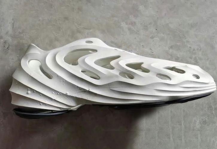 Μόλις διέρρευσαν οι πρώτες φωτό από το νέο Adidas YEEZY FOAM RNNR