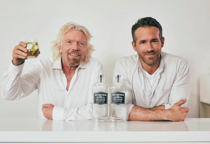Ο Richard Branson σερβίρει το τζιν του Rayan Reynolds στα κρουαζιερόπλοιά του