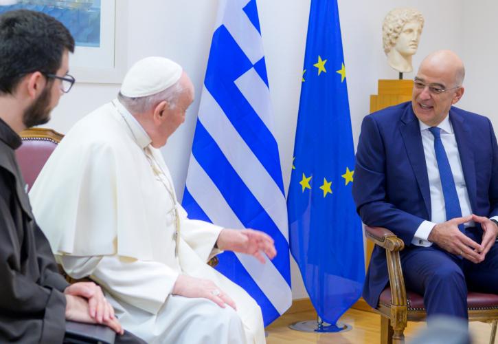 Δένδιας αποχαιρετώντας Πάπα: Θετικό το αποτέλεσμα της επίσκεψης στην Ελλάδα