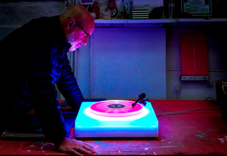 Το νέο Limited Edition πικάπ του Brian Eno θα σας ταξιδέψει στο σύμπαν