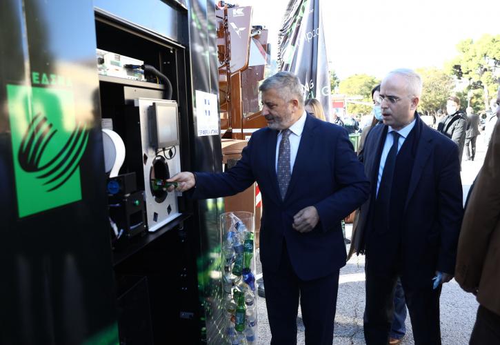Περ. Αττικής: Υπεγράφησαν οι συμβάσεις για την προμήθεια εξοπλισμού ανακύκλωσης στους Δήμους της Αττικής