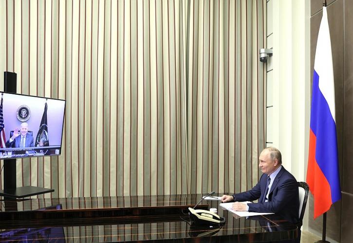 Μπάιντεν και Πούτιν συμφώνησαν ότι διαφωνούν - Δεν μειώνεται άμεσα η ένταση στην Ουκρανία