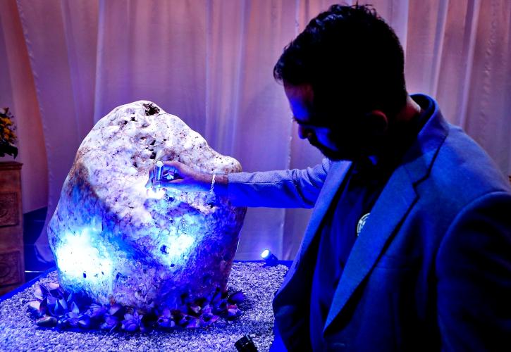Ένα γιγάντιο μπλε ζαφείρι 310 κιλών ανακαλύφθηκε στη Σρι Λάνκα