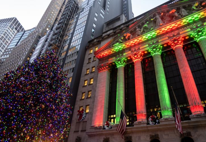 Wall Street: Ράλι με «άρωμα Χριστουγέννων» και νέο ρεκόρ για τον S&P 500