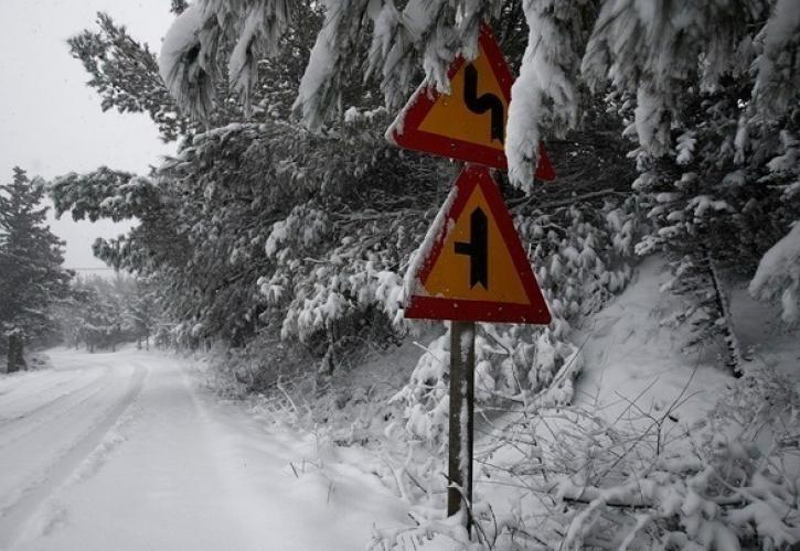 Απεγκλωβίστηκαν οχήματα που είχαν κολλήσει λόγω χιονόπτωσης στον δήμο Ωρωπού