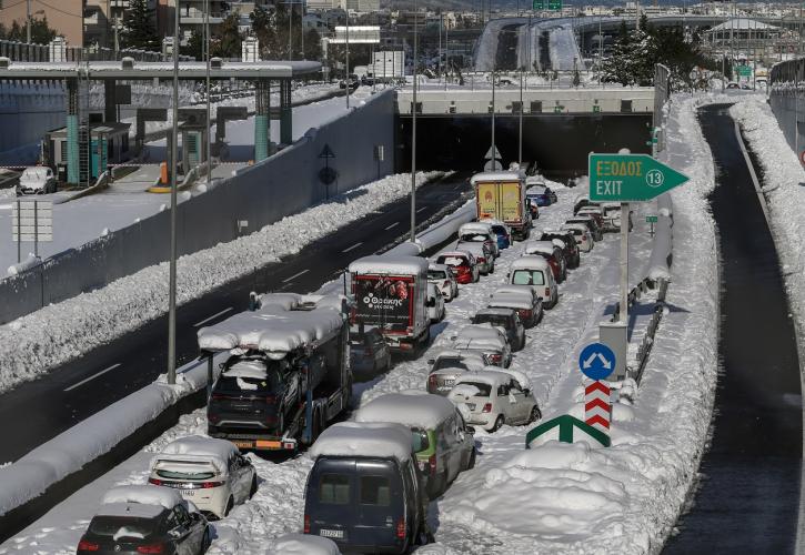 Γιατί το κλείσιμο για τα φορτηγά στην Εθνική Οδό αποφασίστηκε 9 το πρωί και στην Αττική Οδό στις 2 μ.μ;