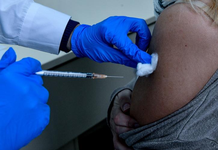 Λήγει αύριο το βράδυ η προθεσμία εμβολιασμού των άνω των 60 ετών