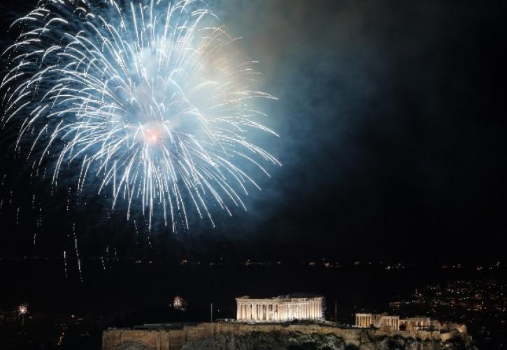 Με ελπίδα και αισιοδοξία για το τέλος της πανδημίας υποδέχθηκε η Ελλάδα το 2022