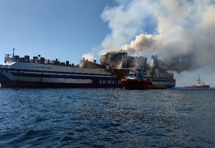 Euroferry Olympia: Αναζωπυρώθηκε η πυρκαγιά μετά το άνοιγμα του καταπέλτη
