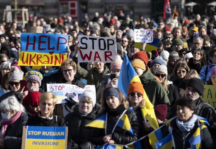 Χιλιάδες άνθρωποι διαδηλώνουν εναντίον της Ρωσίας σε ευρωπαϊκές πόλεις