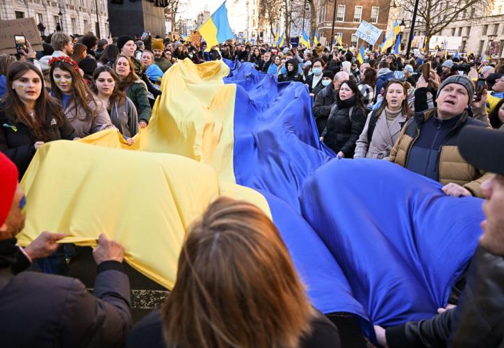 Κρατώντας ουκρανικές σημαίες, διαδηλωτές κατέκλυσαν τους δρόμους σε ολόκληρο τον κόσμο