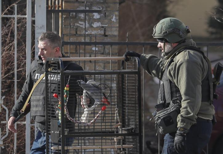 Ουκρανία: Βρετανοί δημοσιογράφοι του Sky News δέχτηκαν επίθεση από πυρά έξω από το Κίεβο