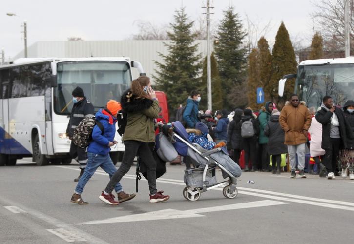 Υπ. Μετανάστευσης: Προσωρινή προστασία 1 έτους σε Ουκρανούς πρόσφυγες που έρχονται στην Ελλάδα