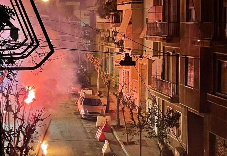 Επίθεση με μολότοφ στο Α.Τ. Εξαρχείων - Φωτιά μπροστά από το τμήμα