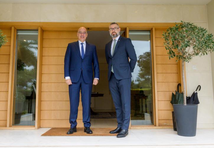 «Εποικοδομητική συζήτηση» Δένδια με Αυστραλό πρέσβη «για τους ισχυρούς δεσμούς Ελλάδας και Αυστραλίας»