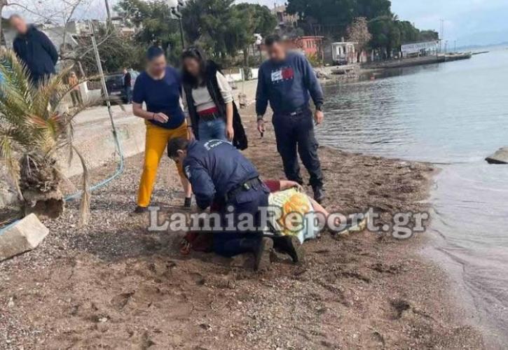 Λαμία: Όχημα με ηλικιωμένο έπεσε στη θάλασσα στην παραλία στις Ράχες