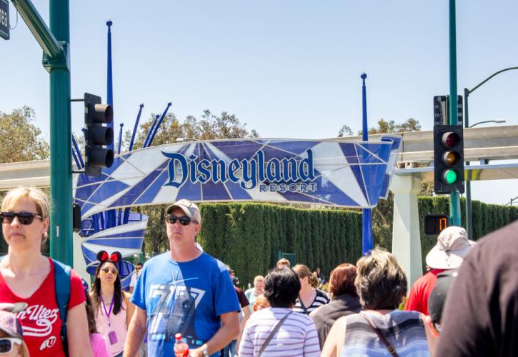 Disneyland: Σταματά η υποχρεωτική χρήση μάσκας στα θεματικά πάρκα