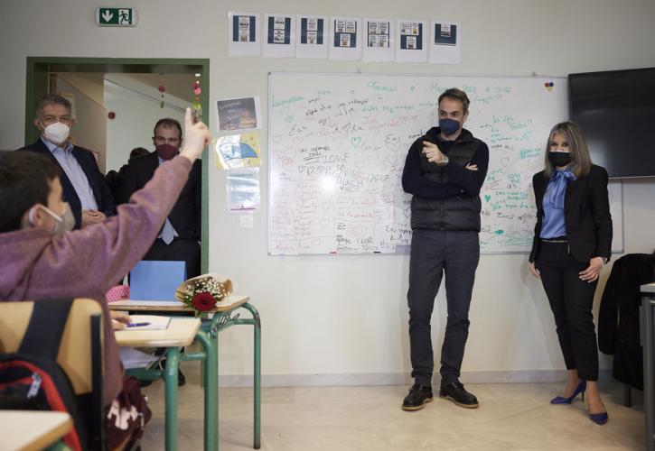 Μητσοτάκης σε μαθητές της Σύρου: Σύντομα θα απαλλαγούμε από τις μάσκες στην τάξη