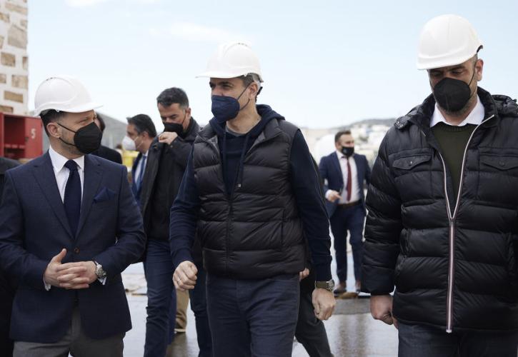 Μητσοτάκης σε ναυπηγεία Σύρου: H ζώνη αναγεννήθηκε - Είστε η απόδειξη ότι όλα τα προβλήματα λύνονται