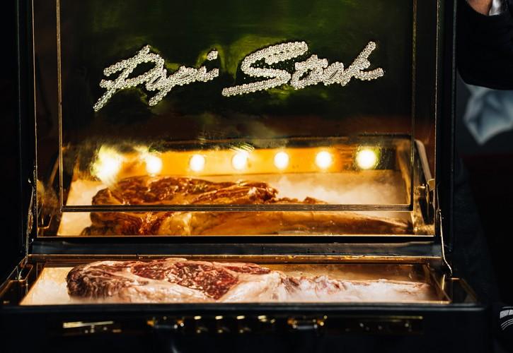 Papi Steak: Η μπριζόλα που έρχεται σε δερμάτινη βαλίτσα και κοστίζει 900 ευρώ