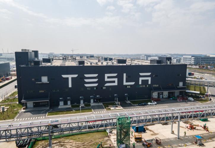 Tesla: «Βουτιά» 11% για την μετοχή μετά την εξαγορά της Twitter από τον Μασκ