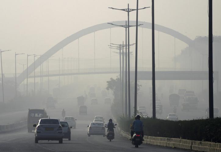 Ινδία: Κύμα ακραίου καύσωνα στο Νέο Δελχί, πυρκαγιές ξεσπούν σε χωματερές