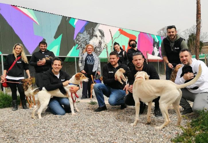 Η ομάδα εθελοντών της bwin στον Χώρο Προσωρινής Φιλοξενίας Αδέσποτων Ζώων του Δήμου Αθηναίων