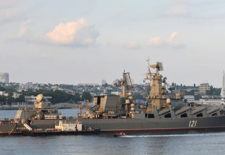 Η Ρωσία διαψεύδει τη βύθιση της ναυαρχίδας “Moskva” - «Υπέστη σοβαρές ζημιές» λέει το Κίεβο
