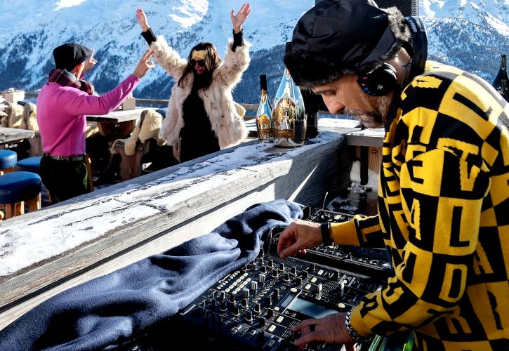 Στο Paradiso Mountain Club του St. Moritz η ελίτ χορεύει πλέον χειμώνα-καλοκαίρι