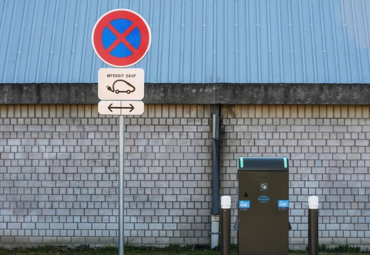Γαλλία: Τα ηλεκτροκίνητα αυτοκίνητα ξεπέρασαν τις πωλήσεις πετρελαιοκίνητων για πρώτη φορά 
