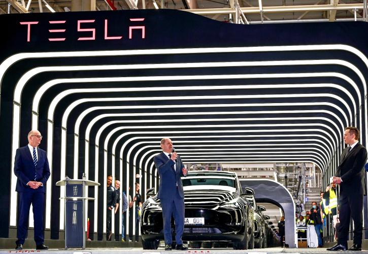 Mια περιήγηση με drone μέσα στο νέο Gigafactory της Tesla στο Βερολίνο