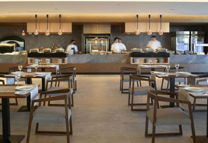 O βραβευμένος σεφ με 2 αστέρια Michelin, Frank Rosin στο The Ixian Grand & All Suites Hotel στη Ρόδο