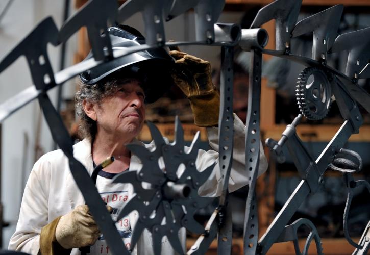 Το μεγαλύτερο γλυπτό και πίνακες του Bob Dylan για πρώτη φορά στη Γαλλία