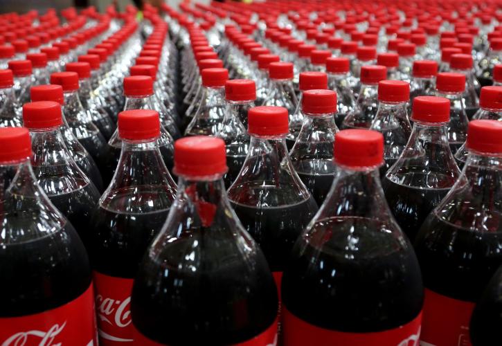 Ανεβάζει τον πήχη για την ανακύκλωση η Coca-Cola- Στόχος τα "πράσινα" γυάλινα μπουκάλια μέχρι το 2030