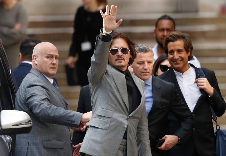 Johnny Depp: 30.000 δολάρια δίνουν οι φαν για να δουν από κοντά τη δίκη του