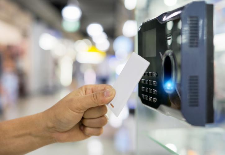 Ψηφιακή κάρτα εργασίας: Ξεκινά αύριο η εφαρμογή της σε τράπεζες και σούπερ μάρκετ - Δίμηνη περίοδος χάριτος